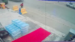 Aniden yola fırlayan çocuğa otomobil çaptı