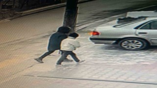 Ankarada araç lastiklerini kesen çocuklar kameraya yakalandı
