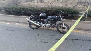 Ankarada ehliyetsiz motosiklet sürücüsü kamyonete çarptı
