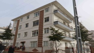 Ankarada evde çıkan yangında 8 kişi dumandan etkilendi