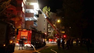 Antalyada ev yangını apartman sakinlerini sokağa döktü