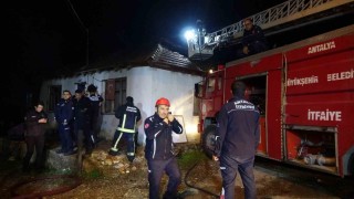 Antalyada gecekonduda korkutan yangın