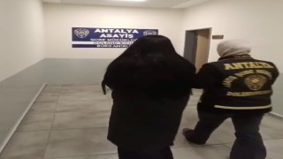 Antalyada kendilerini polis olarak tanıtıp 575 bin lira dolandıran 2 şüpheli tutuklandı