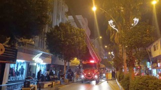 Apartman çatısındaki yangın paniğe neden oldu