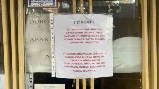 Apartman kapısına yapıştırılan ilginç yazı dikkat çekti