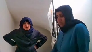 Apartmanlara giren kadın hırsızlar güvenlik kamerasına yakalandı