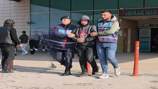 Arkadaşını bıçaklayan, kaçarken diğer arkadaşının ölümüne sebep olan zanlı adliyeye sevk edildi
