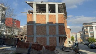 Arnavutköyde inşaattan düşen işçi ağır yaralandı