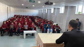Arpaçay Kaymakamı Akköz, Meslek tanıtım günlerinde öğrencilerle buluştu