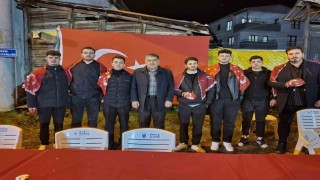 Askere gidecek 21 genç için muhtar program düzenledi