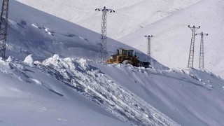 Askeri üs bölgesi yollarında karla mücadele çalışması