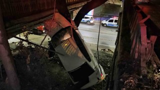 Ataköyde alkollü sürücünün kontrolünü kaybettiği araç yol ayrımındaki boşluğa düştü