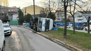 Ataşehirde freni patlayan kamyonet devrildi
