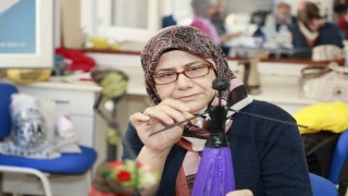 Atık malzemeleri hediyelik eşyalara dönüştürüyorlar