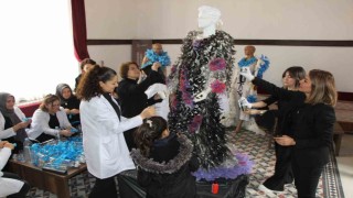 Atık plastik şişe ve galoşlardan kostüm tasarlayıp çevre sorunlarıyla savaşlara dikkat çektiler