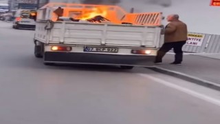 Attığı sigara kamyonetin kasasındaki malzemeleri tutuşturdu