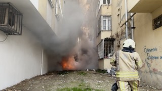 Avcılarda bina boşluğunda çıkan yangın dairelere sıçradı