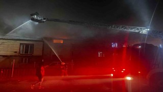Avcılarda korkutan yangın: İki katlı binada çıkan yan binaya sıçradı