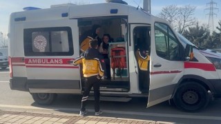 Avcılarda yol vermeme kavgası kadın sürücü kolundan bıçakladı