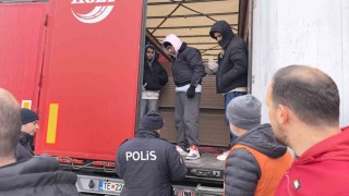 Avrupaya kaçmak isteyen göçmenler tır dorsesinde yakalandı
