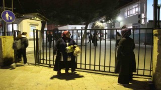 Aydında sabah namazından önce başlayan eğitime öğrenciler ve veliler isyan etti, okul görevlisi küfürler savurdu