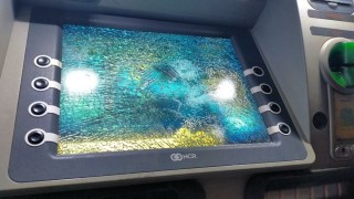 Aydında taşlı saldırı: İş yeri ve ATMye zarar verdiler