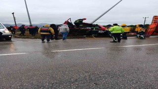 Aydınlatma direğine çarpan araç hurdaya döndü: 2 yaralı