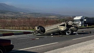 Aydınlatma direğine çarpıp takla atan otomobil hurdaya döndü; 2 yaralı