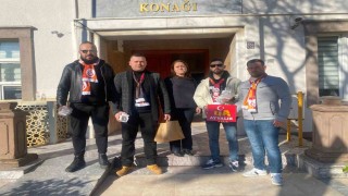 Ayvalıkta Galatasarayın Ultra Arslan taraftar grubundan Alzheimer hastalarına anlamlı destek