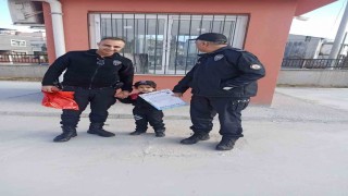 Babası polis olamadı o polis kıyafetiyle karnesini aldı