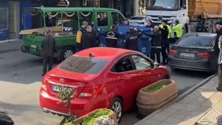 Bağcılarda yaşlı adam kamyonun altında kalarak hayatını kaybetti