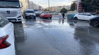 Bahçelievlerde kanalizasyon taştı, etrafı pis koku sardı