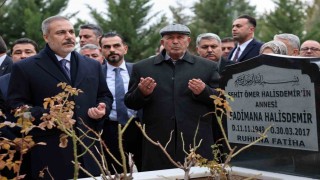 Bakan Fidan, şehit Astsubay Ömer Halisdemirin kabrini ziyaret etti
