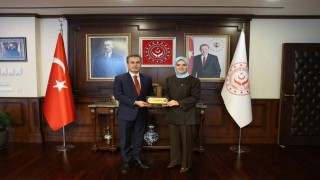 Bakan Göktaş, sanatçıların bağışladığı 2,1 milyon TLlik ödülü devlet korumasındaki çocuklar için teslim aldı