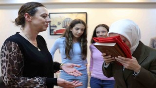 Bakan Göktaş, şehit ailesine Kuran-ı Kerim ve Türk bayrağı hediye etti