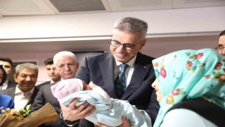 Bakan Memişoğlu, İstanbulda yeni yılın ilk bebeklerini ziyaret etti