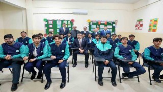 Bakan Tekin, Türkiye Maarif Vakfının Pakistandaki okulunu ziyaret etti