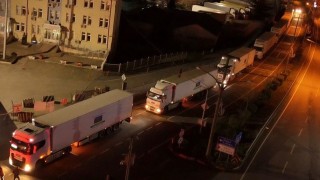 Baküden çıkan yardım tırları Türkiye üzerinden Suriyeye gidiyor