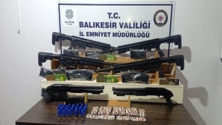 Balıkesirde bir kadını darbeden şahsın evinde silahlar ele geçirildi