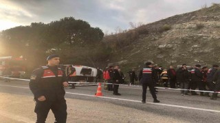 Balıkesirde minibüs otomobille çarpıştı: 2 ölü