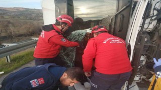 Balıkesirde tır yan yattı; 1 yaralı