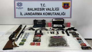Balıkesirde yasa dışı silah ve mühimmat ticaretine 3 gözaltı