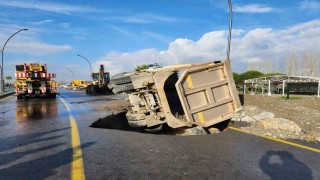 Balıkesirde yol yarıldı, hafriyat kamyonu içine düştü
