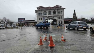 Bandırmada sağanak yağış yolları göle çevirdi, rögarlar patladı