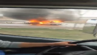 Bariyerlere çarpan araç alev alev yandı