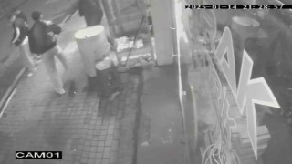 Bartındaki şarj kavgasının güvenlik kamera görüntüleri ortaya çıktı