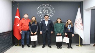 Başarılı yüzücüleri ağırladı