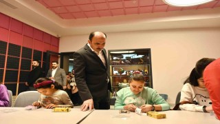 Başkan Altay tatilini Bilim Merkezinde değerlendiren çocuklarla buluştu