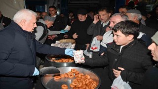 Başkan Bozbeyden Regaib Kandilinde tatlı ve lokma ikramı