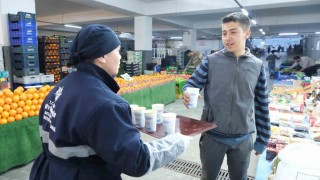 Başkan Çerçioğlunun vatandaş ve pazarcı esnafına sıcak çorba ikramı sürüyor